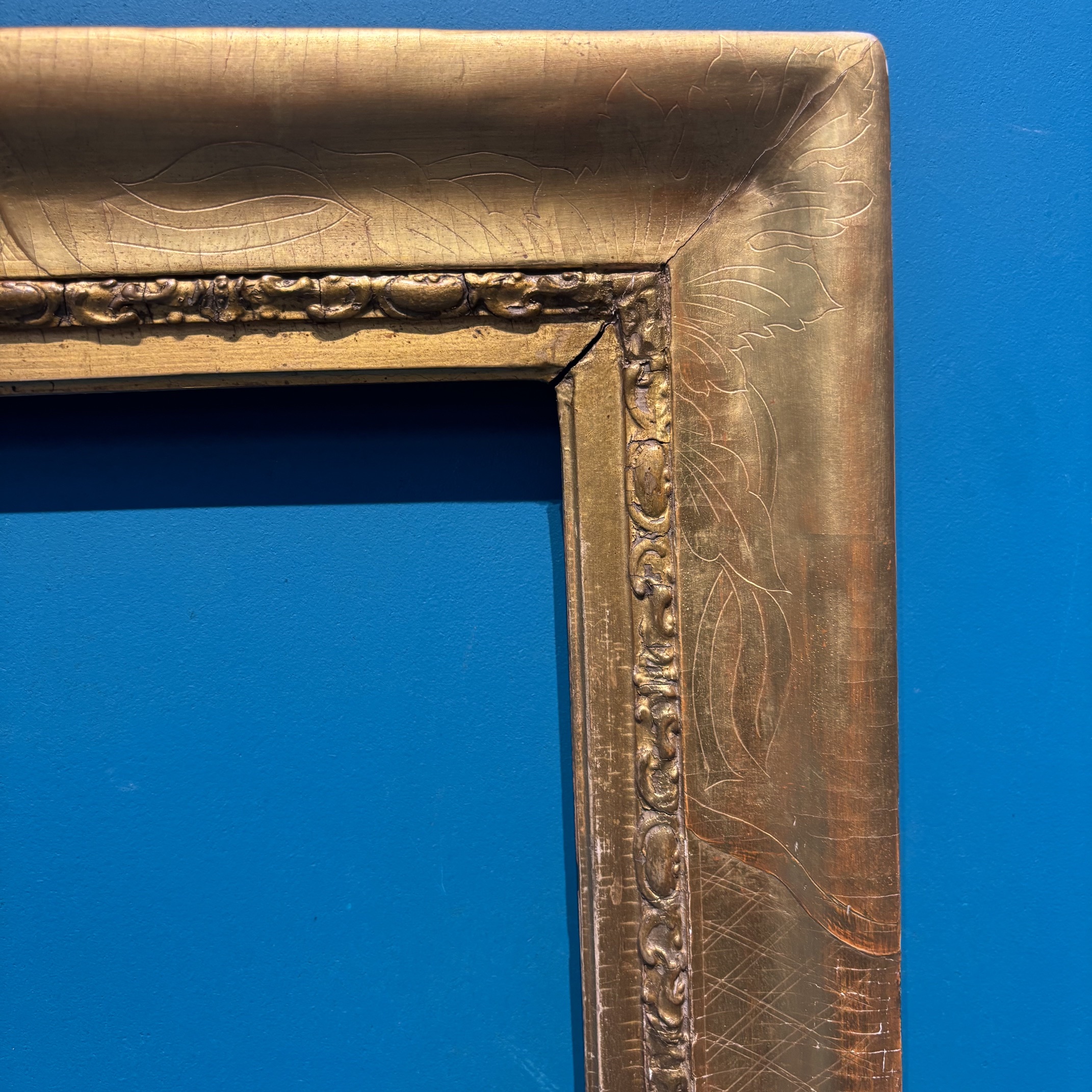 Antica cornice epoca XIX foglia oro con inciso floreale. Mis esterne cm 92 x 78 (utile cm 77,50 x 64,50) - immagine 3