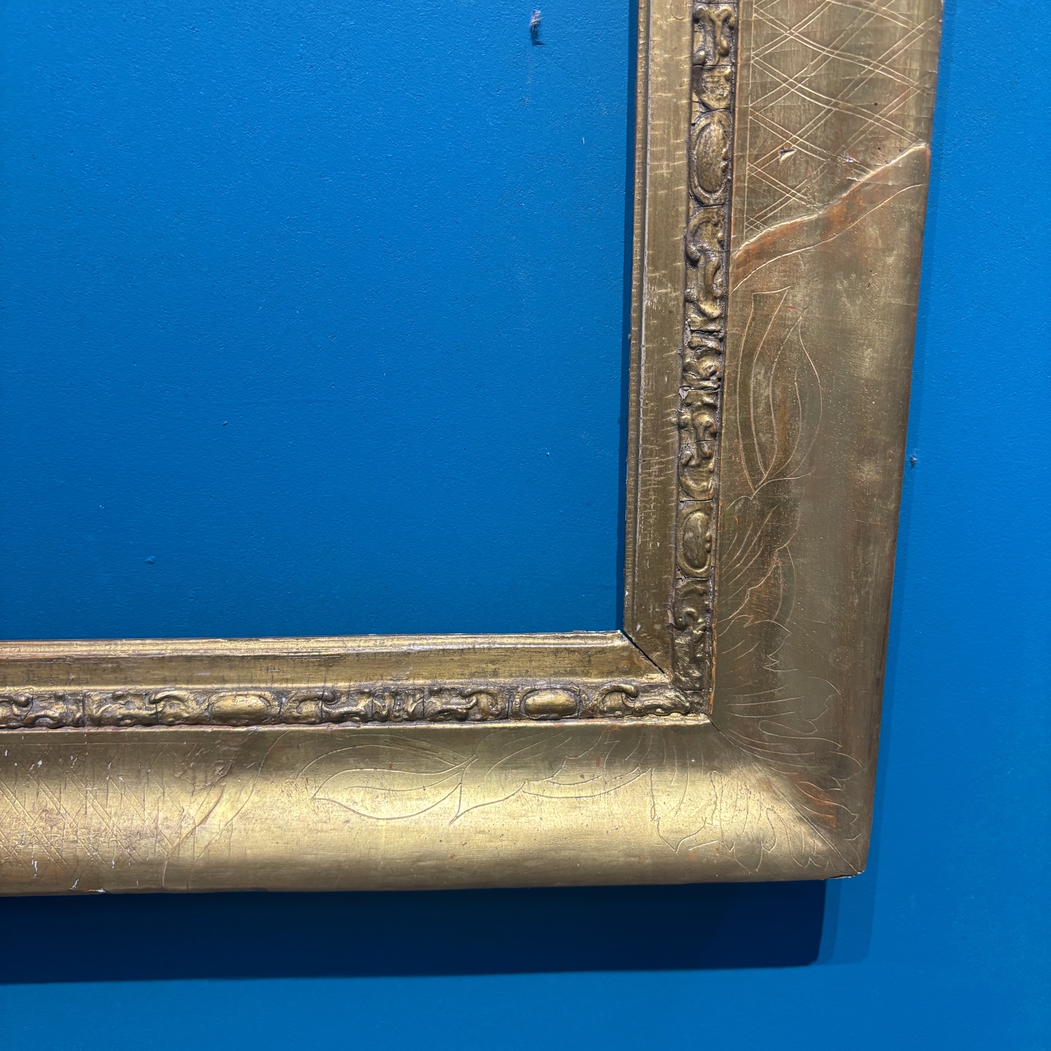 Antica cornice epoca XIX foglia oro con inciso floreale. Mis esterne cm 92 x 78 (utile cm 77,50 x 64,50) - immagine 4