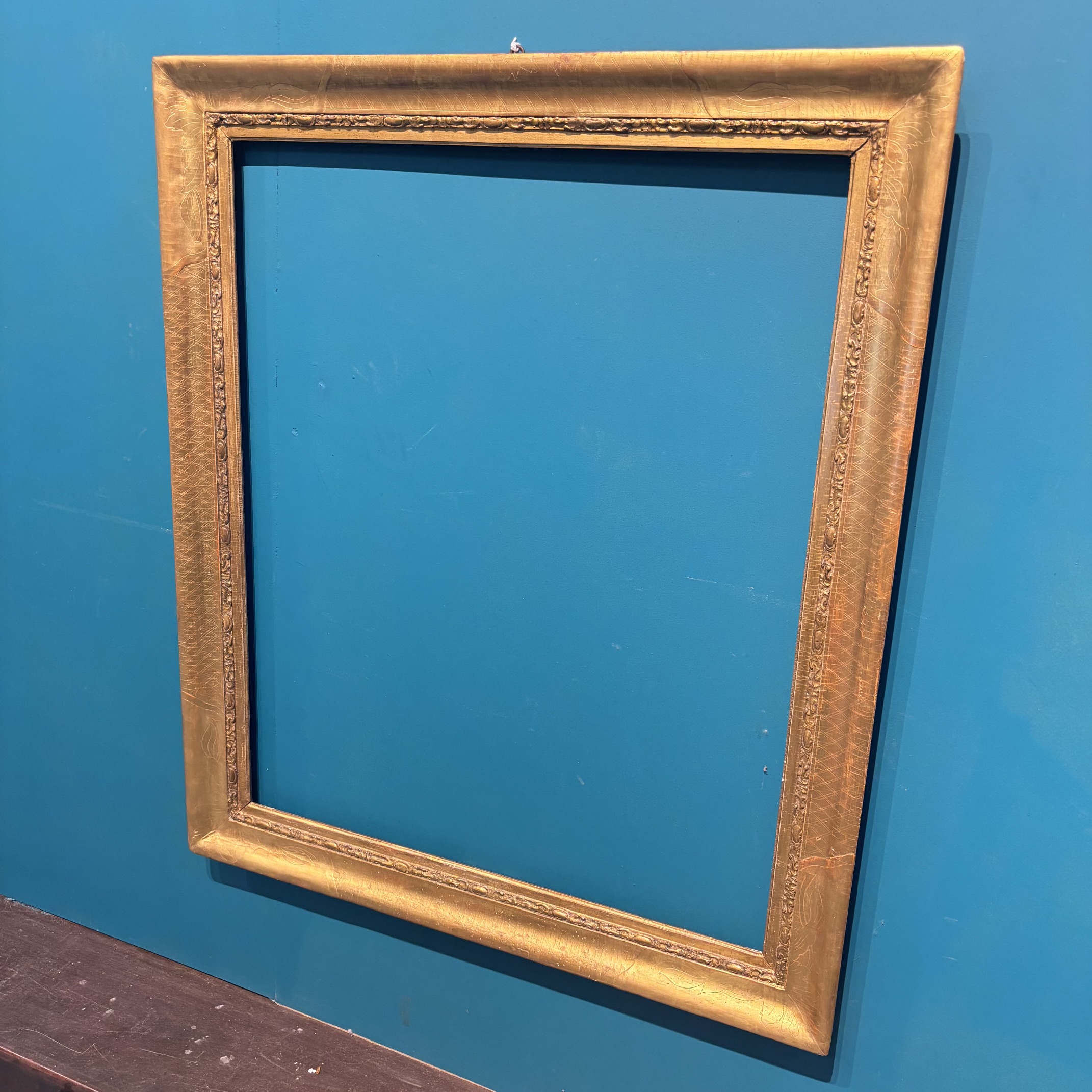 Antica cornice epoca XIX foglia oro con inciso floreale. Mis esterne cm 92 x 78 (utile cm 77,50 x 64,50) - immagine 6