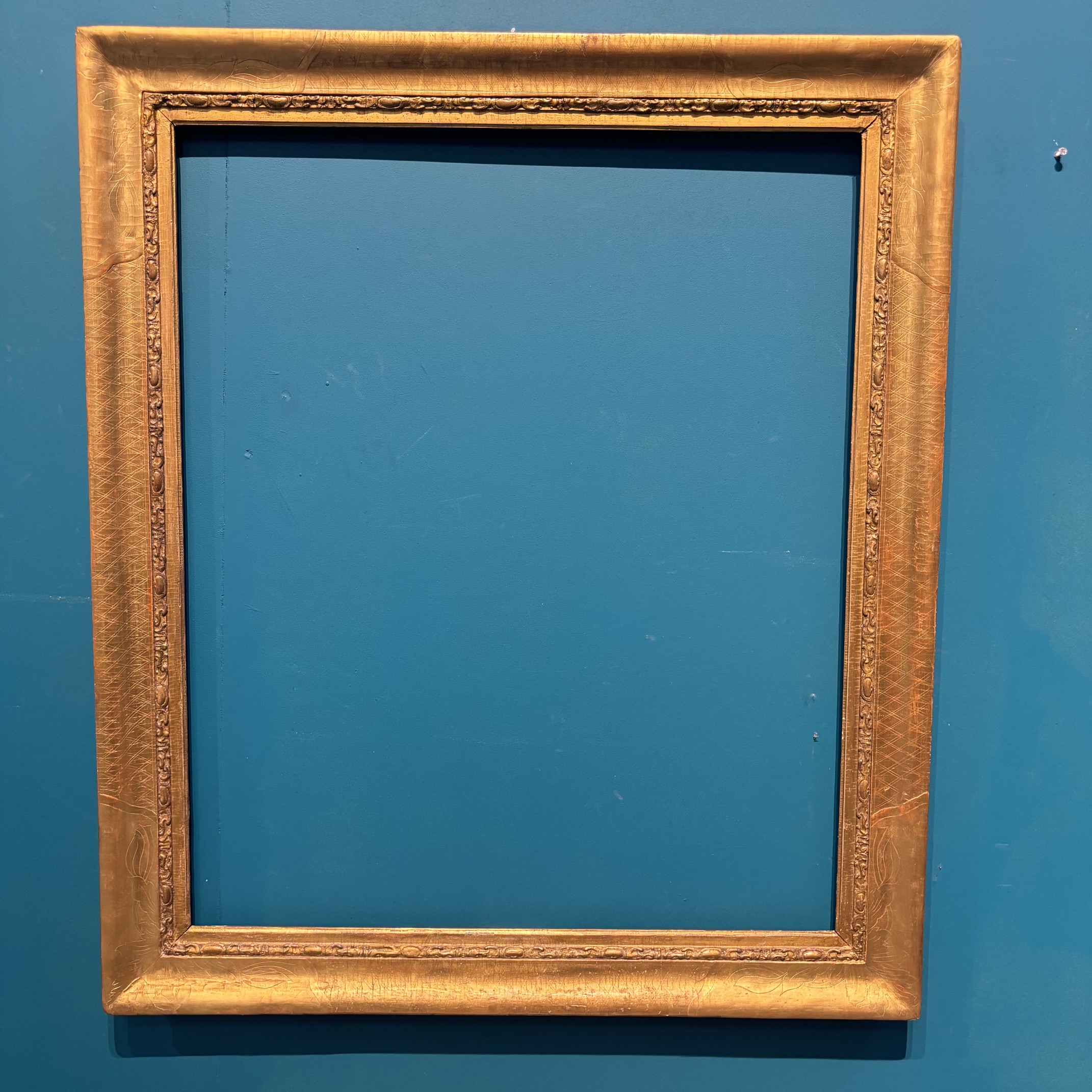 Antica cornice epoca XIX foglia oro con inciso floreale. Mis esterne cm 92 x 78 (utile cm 77,50 x 64,50) - immagine 7