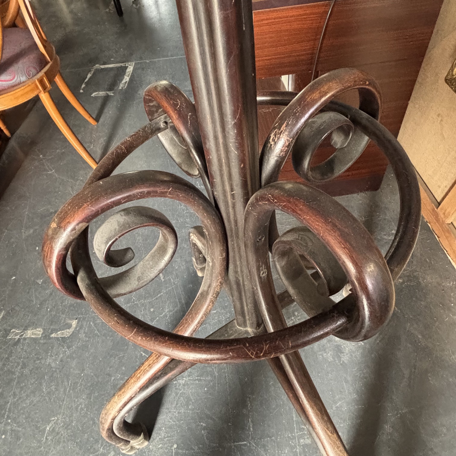 Antico Attaccapanni in legno di faggio Curvato Thonet anni 1940. Mis h cm 195 Larghezza cm 73 - immagine 4