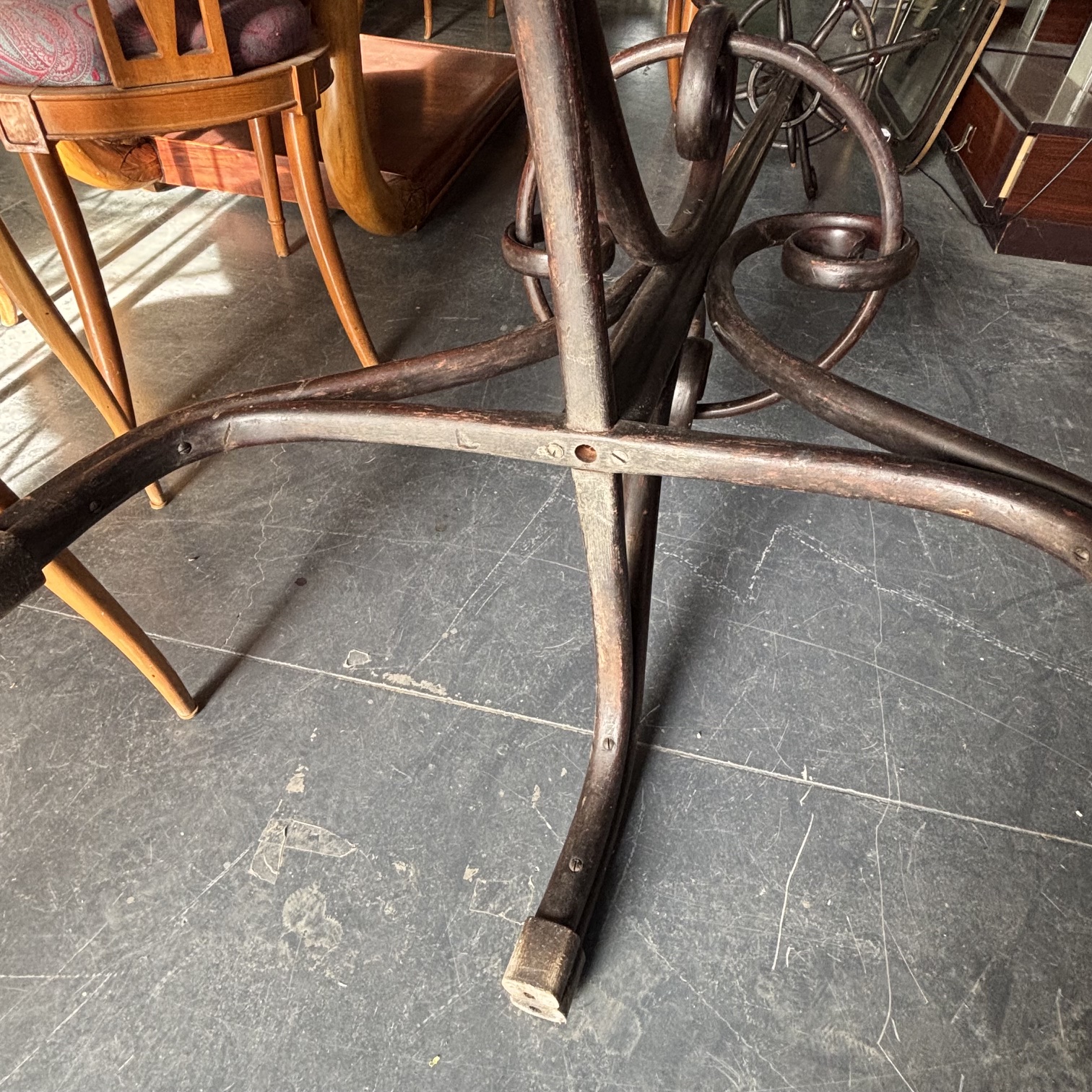 Antico Attaccapanni in legno di faggio Curvato Thonet anni 1940. Mis h cm 195 Larghezza cm 73 - immagine 9