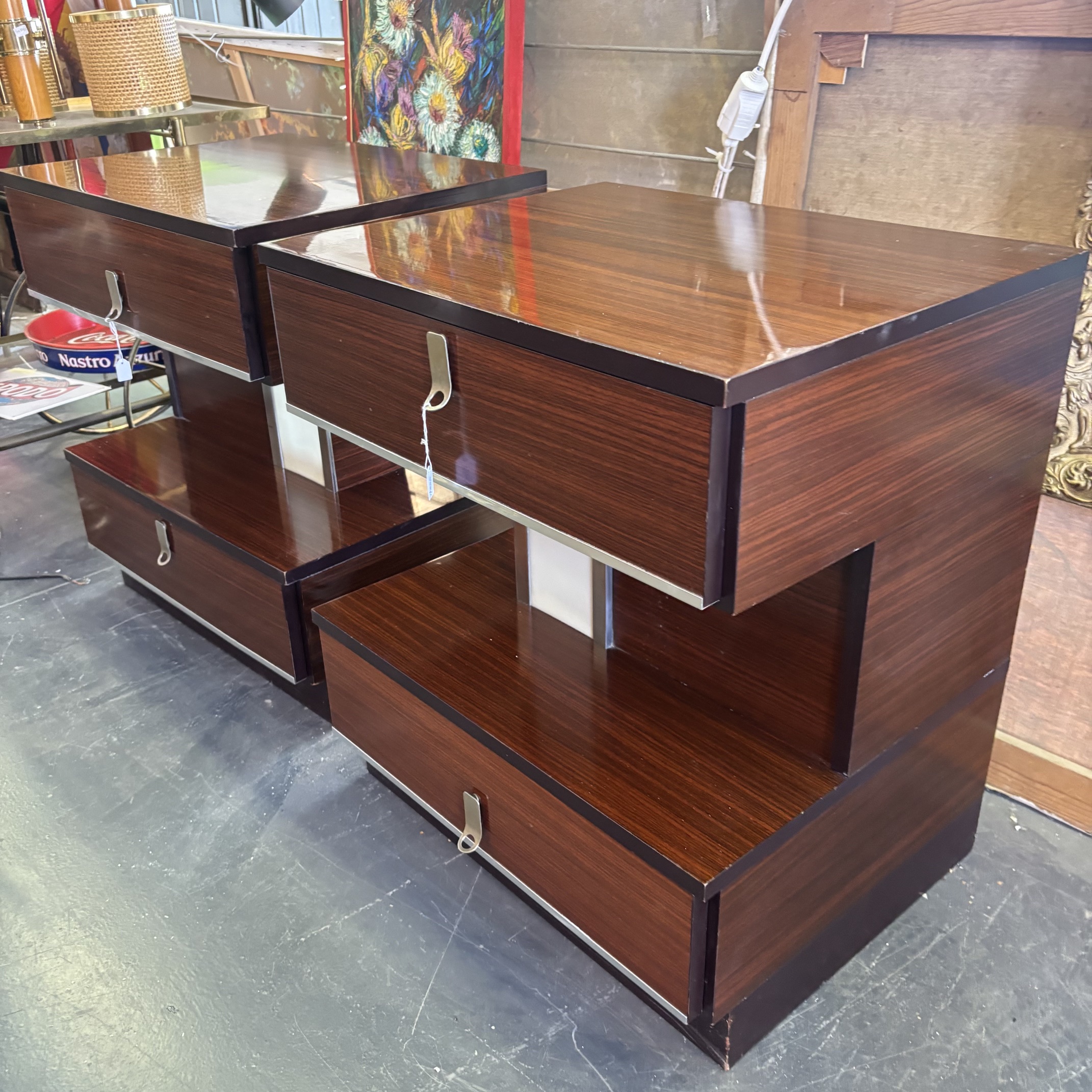 Coppia di comodini in palissandro di design anni 70 con profili in laminato cromato . doppi cassetti . mis cm 60 x 47. H 68 - immagine 4