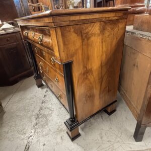 Alternative view of Antico Cassettone Biedermeier in noce e piuma di noce epoca 1825 con intarsi e parti ebanizzate. Mis 131 x cm 65. H110
