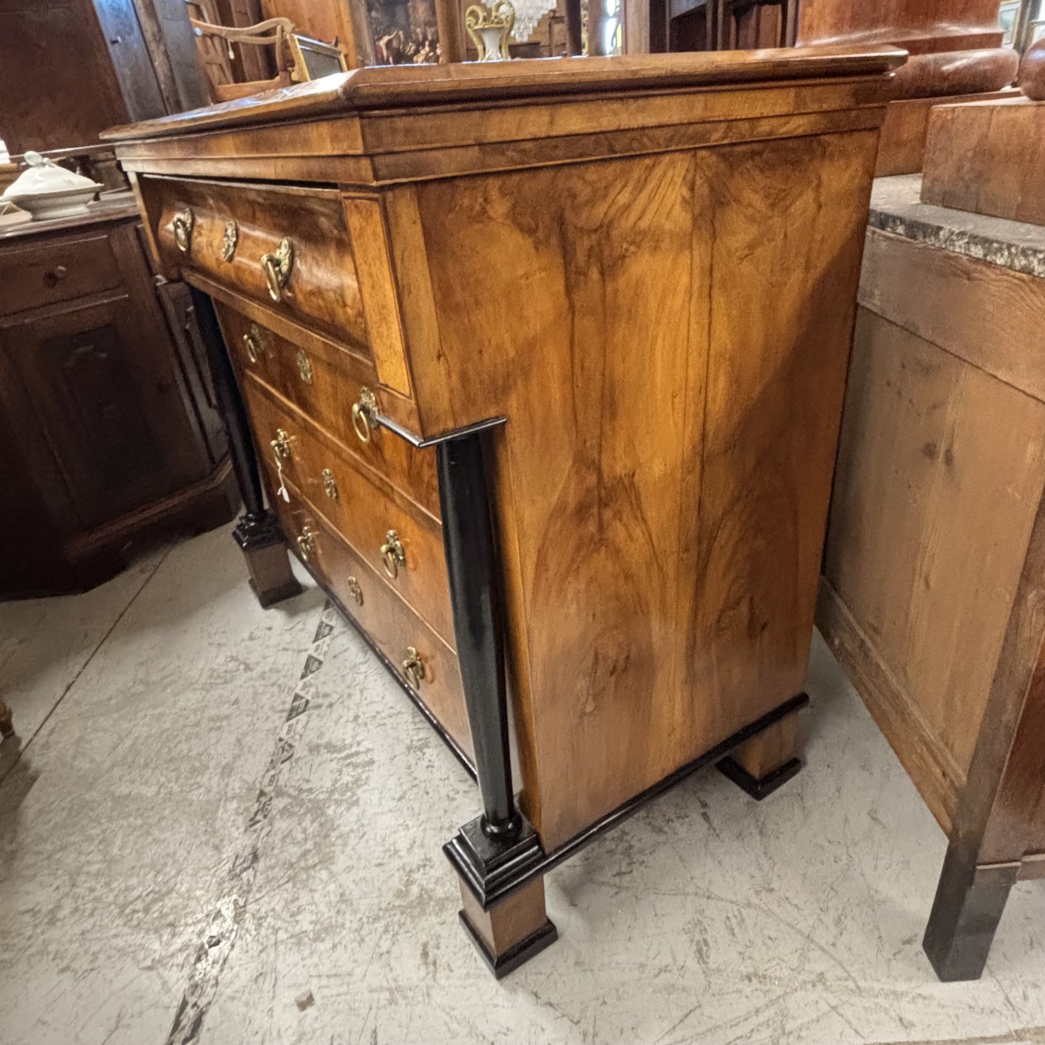 Antico Cassettone Biedermeier in noce e piuma di noce epoca 1825 con intarsi e parti ebanizzate. Mis 131 x cm 65. H110 - immagine 2