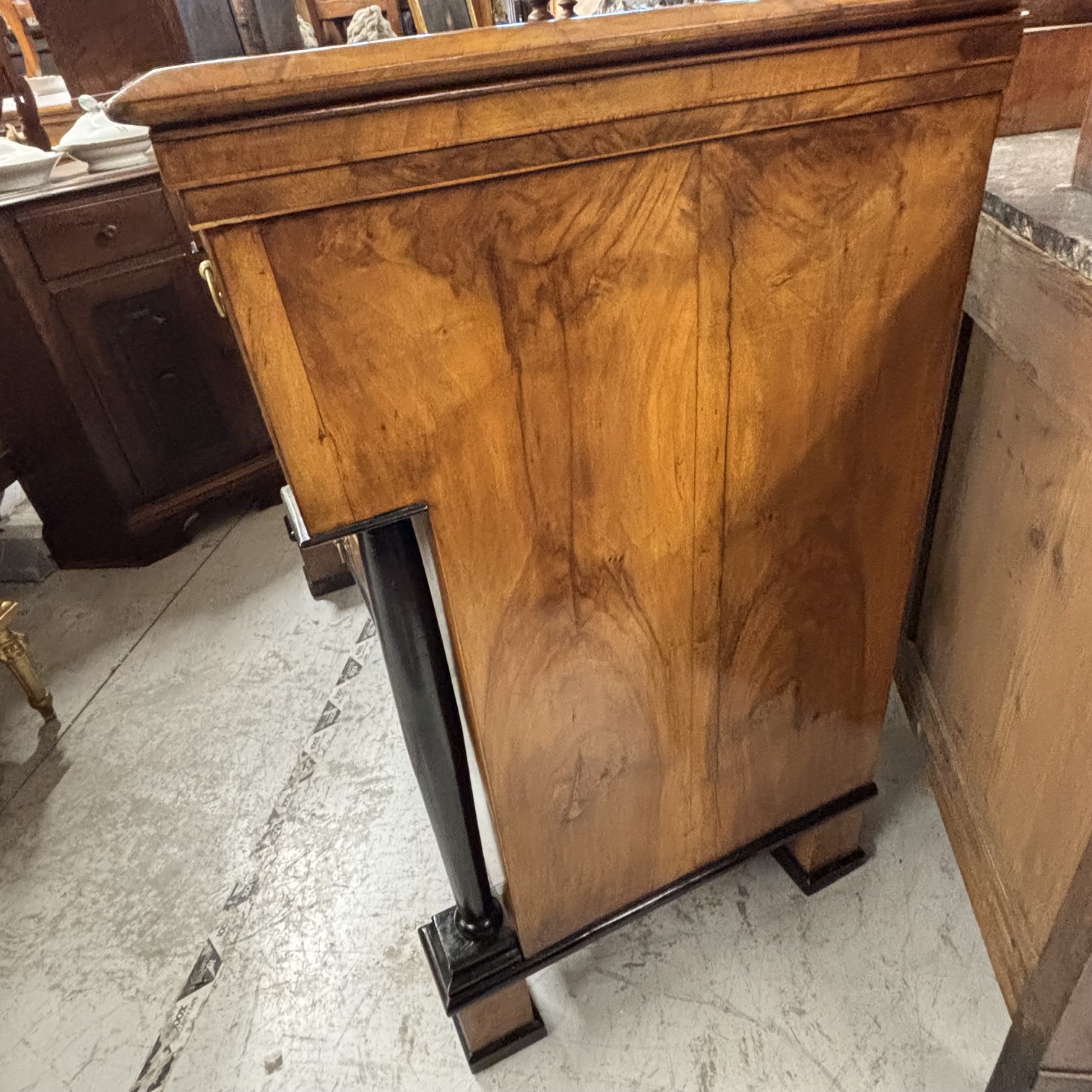 Antico Cassettone Biedermeier in noce e piuma di noce epoca 1825 con intarsi e parti ebanizzate. Mis 131 x cm 65. H110 - immagine 3