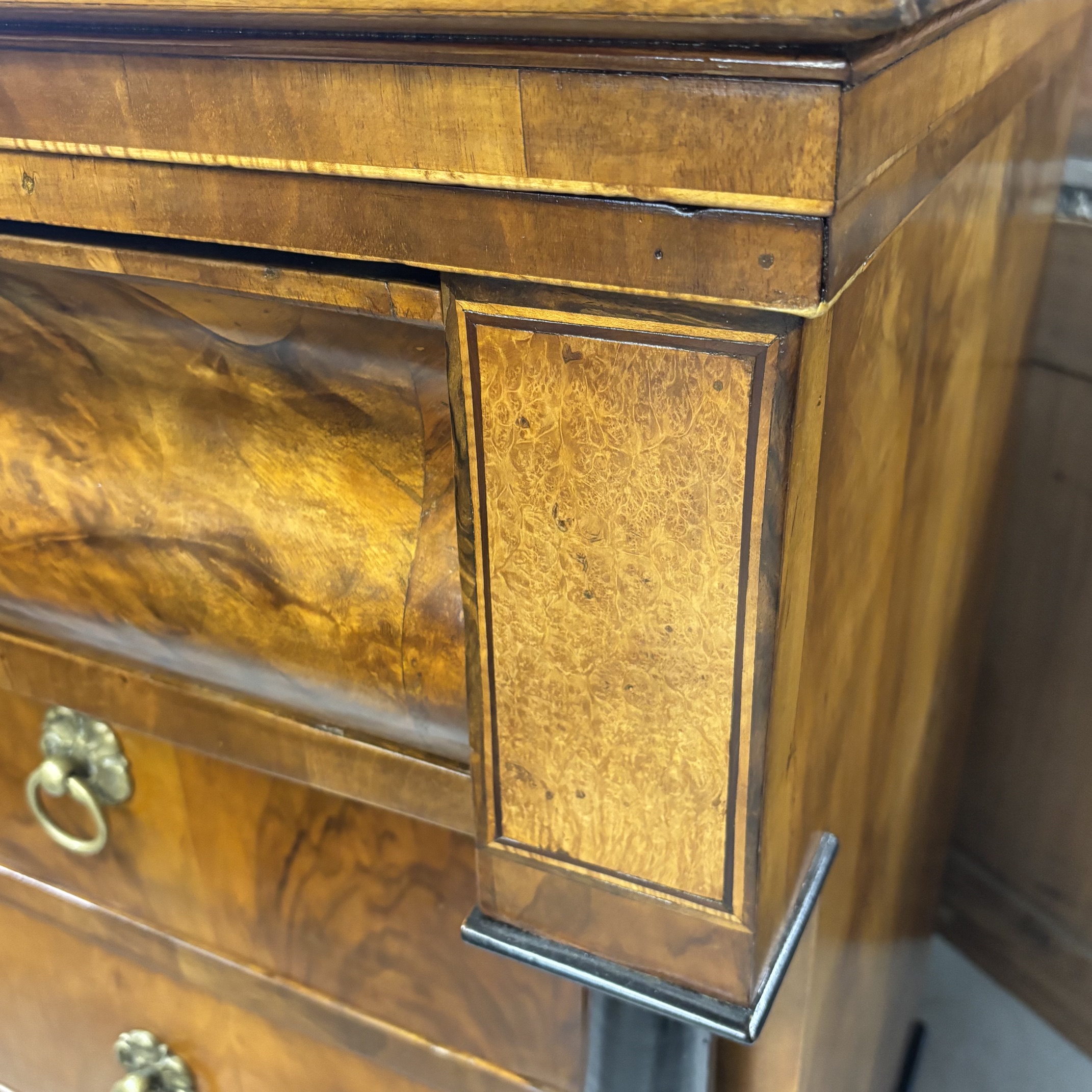 Antico Cassettone Biedermeier in noce e piuma di noce epoca 1825 con intarsi e parti ebanizzate. Mis 131 x cm 65. H110 - immagine 4