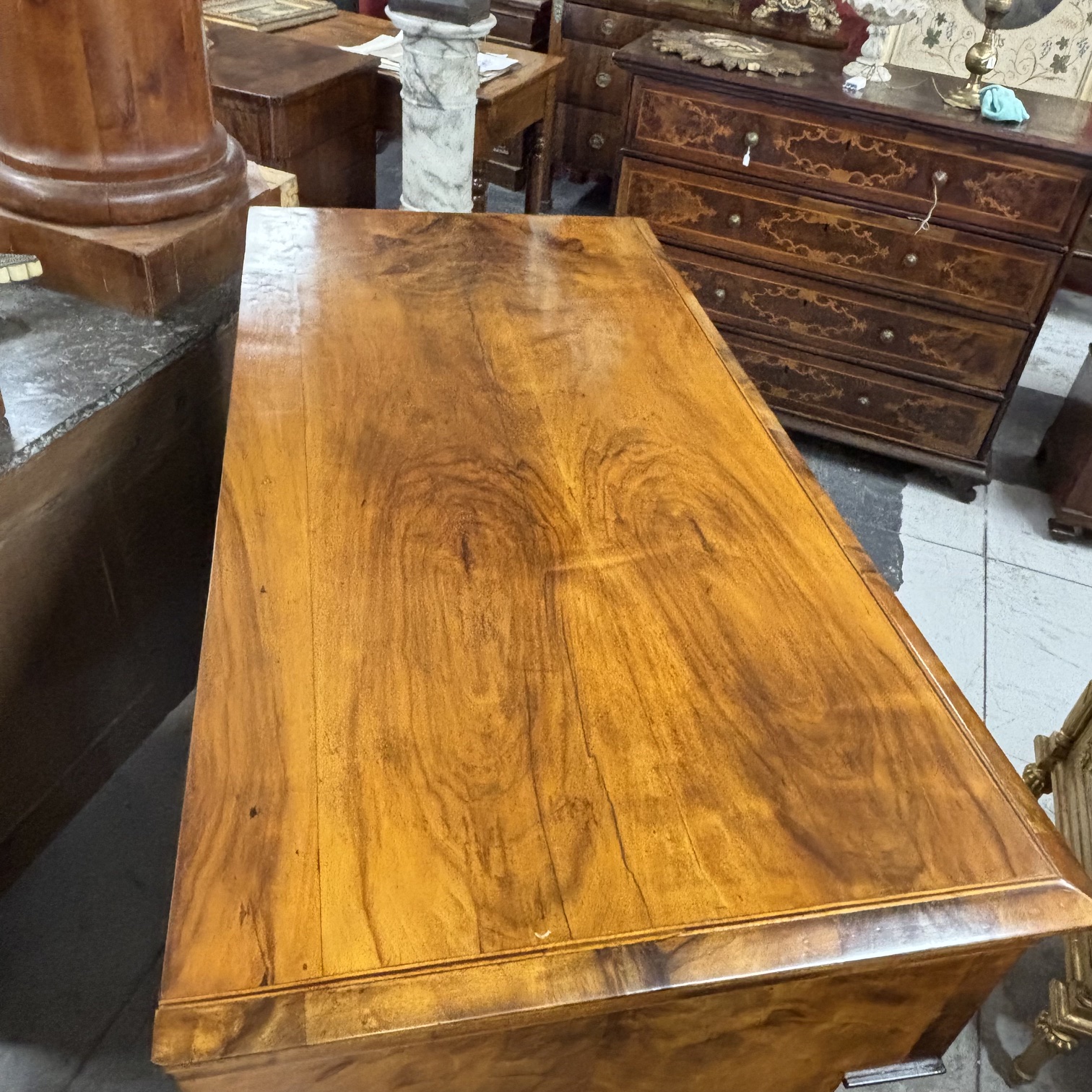 Antico Cassettone Biedermeier in noce e piuma di noce epoca 1825 con intarsi e parti ebanizzate. Mis 131 x cm 65. H110 - immagine 5