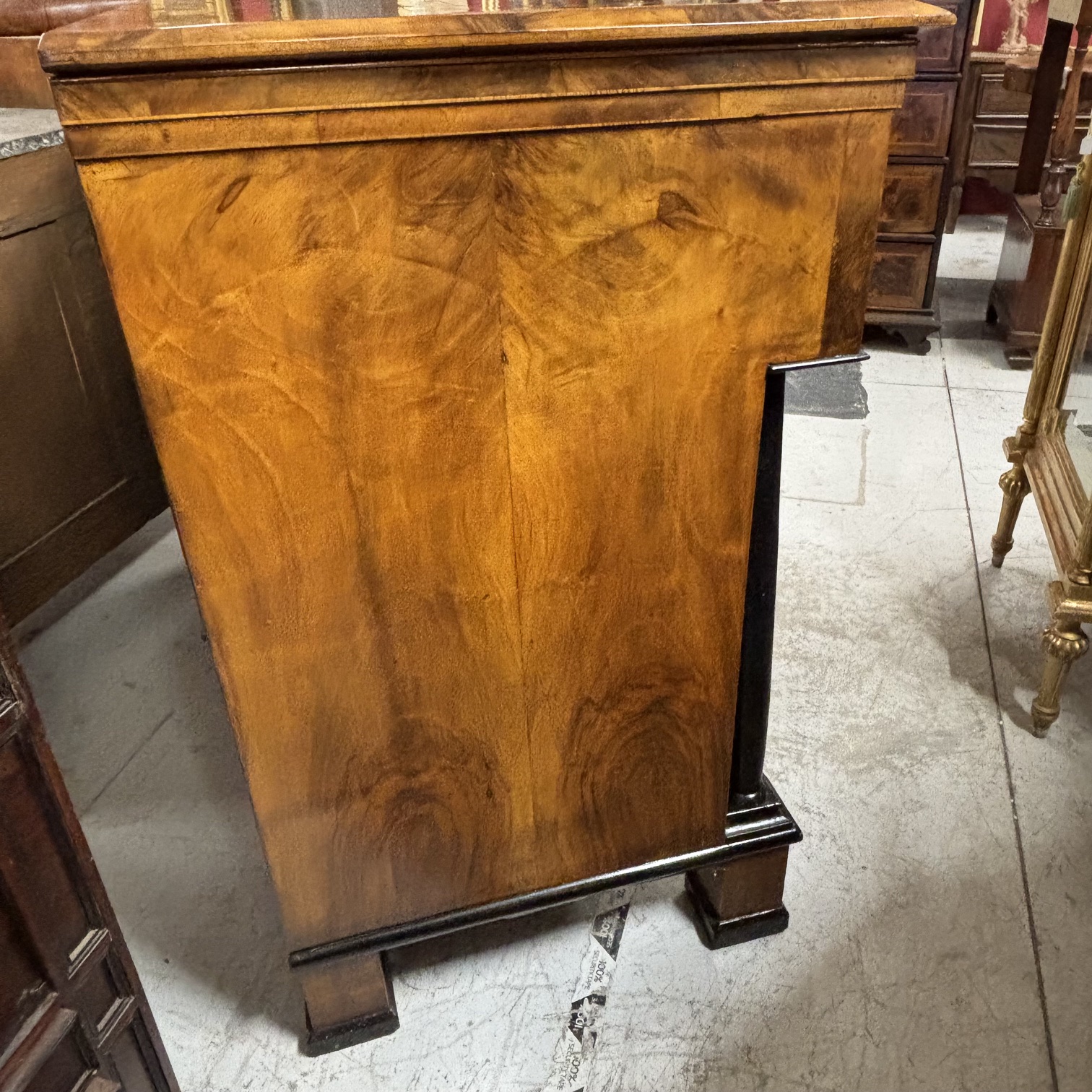 Antico Cassettone Biedermeier in noce e piuma di noce epoca 1825 con intarsi e parti ebanizzate. Mis 131 x cm 65. H110 - immagine 6
