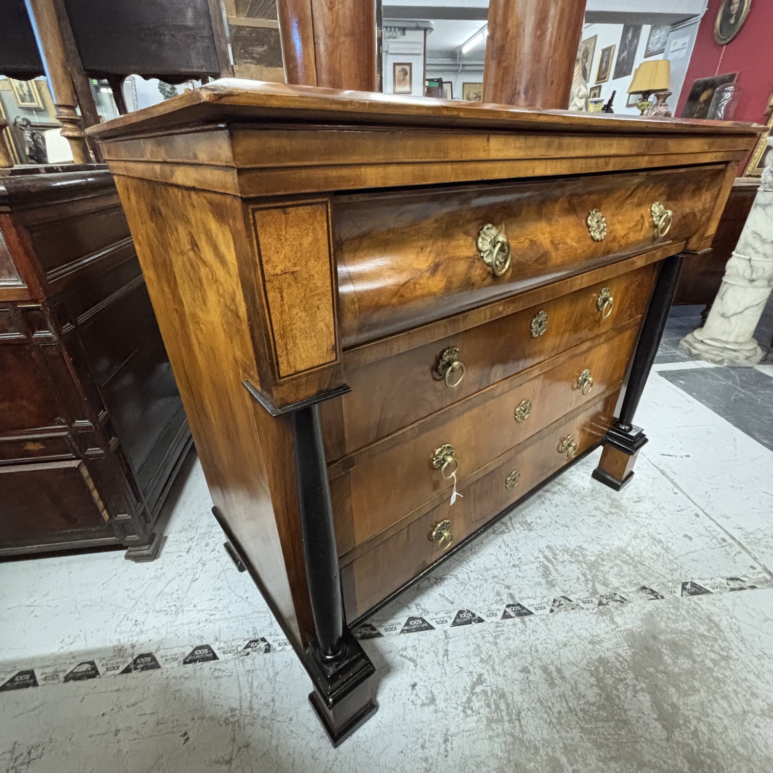 Antico Cassettone Biedermeier in noce e piuma di noce epoca 1825 con intarsi e parti ebanizzate. Mis 131 x cm 65. H110 - immagine 7