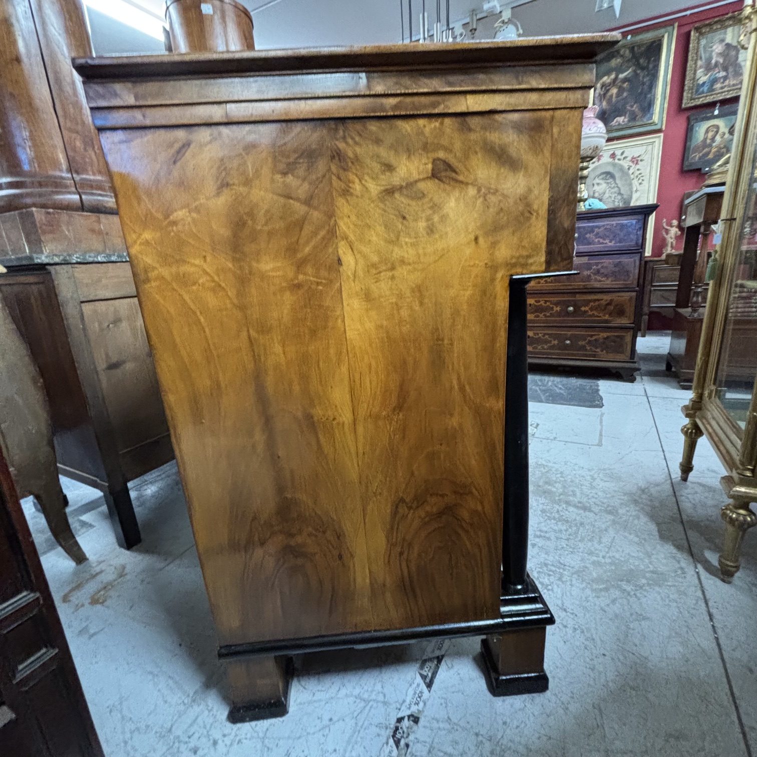 Antico Cassettone Biedermeier in noce e piuma di noce epoca 1825 con intarsi e parti ebanizzate. Mis 131 x cm 65. H110 - immagine 9