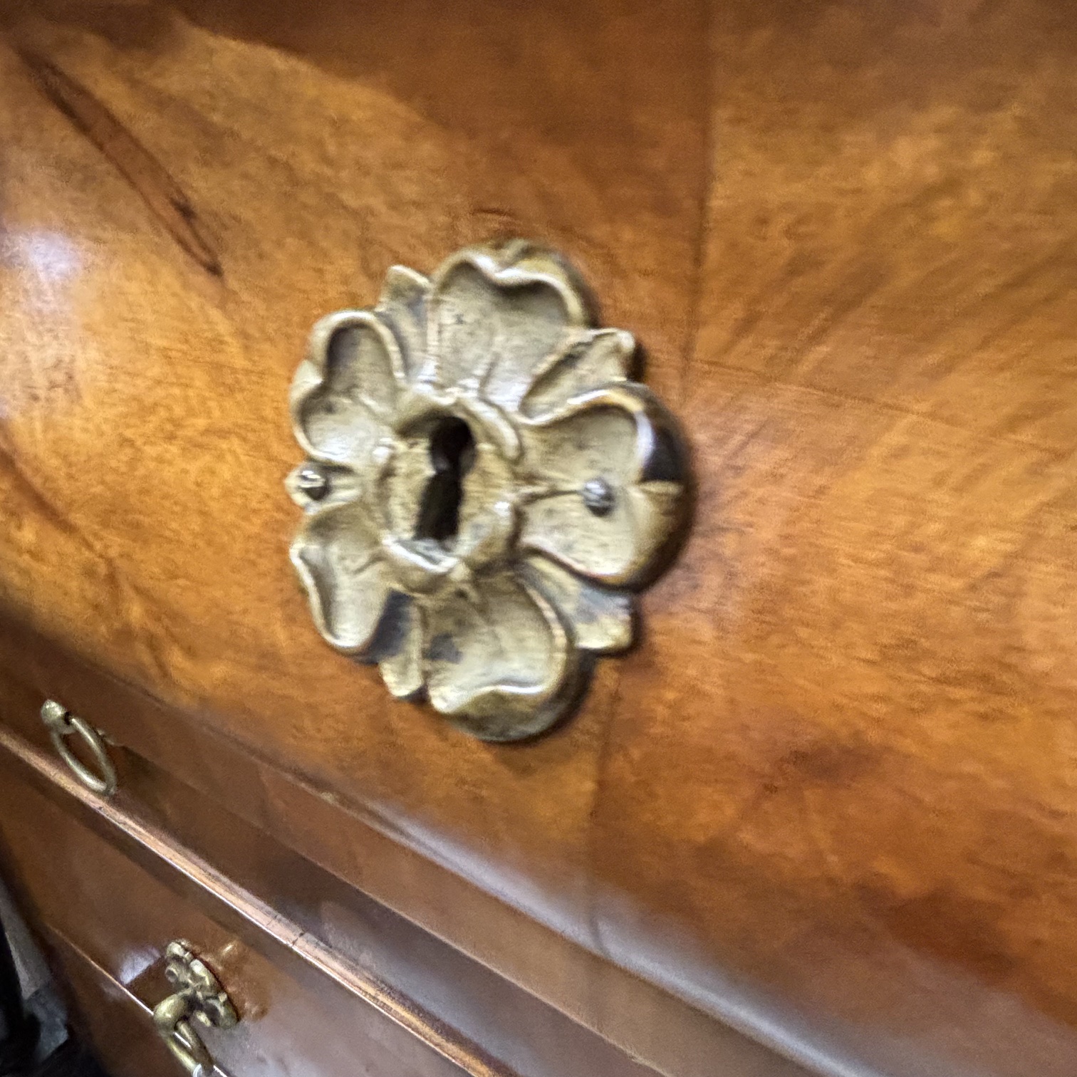 Antico Cassettone Biedermeier in noce e piuma di noce epoca 1825 con intarsi e parti ebanizzate. Mis 131 x cm 65. H110 - immagine 11