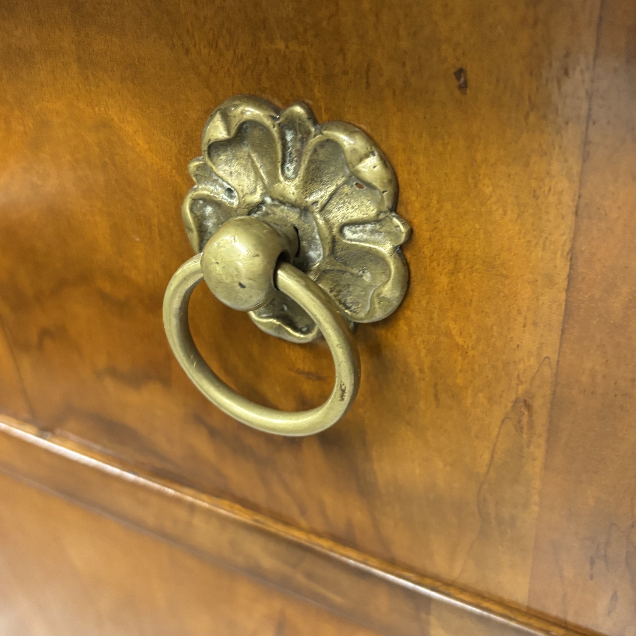 Antico Cassettone Biedermeier in noce e piuma di noce epoca 1825 con intarsi e parti ebanizzate. Mis 131 x cm 65. H110 - immagine 12