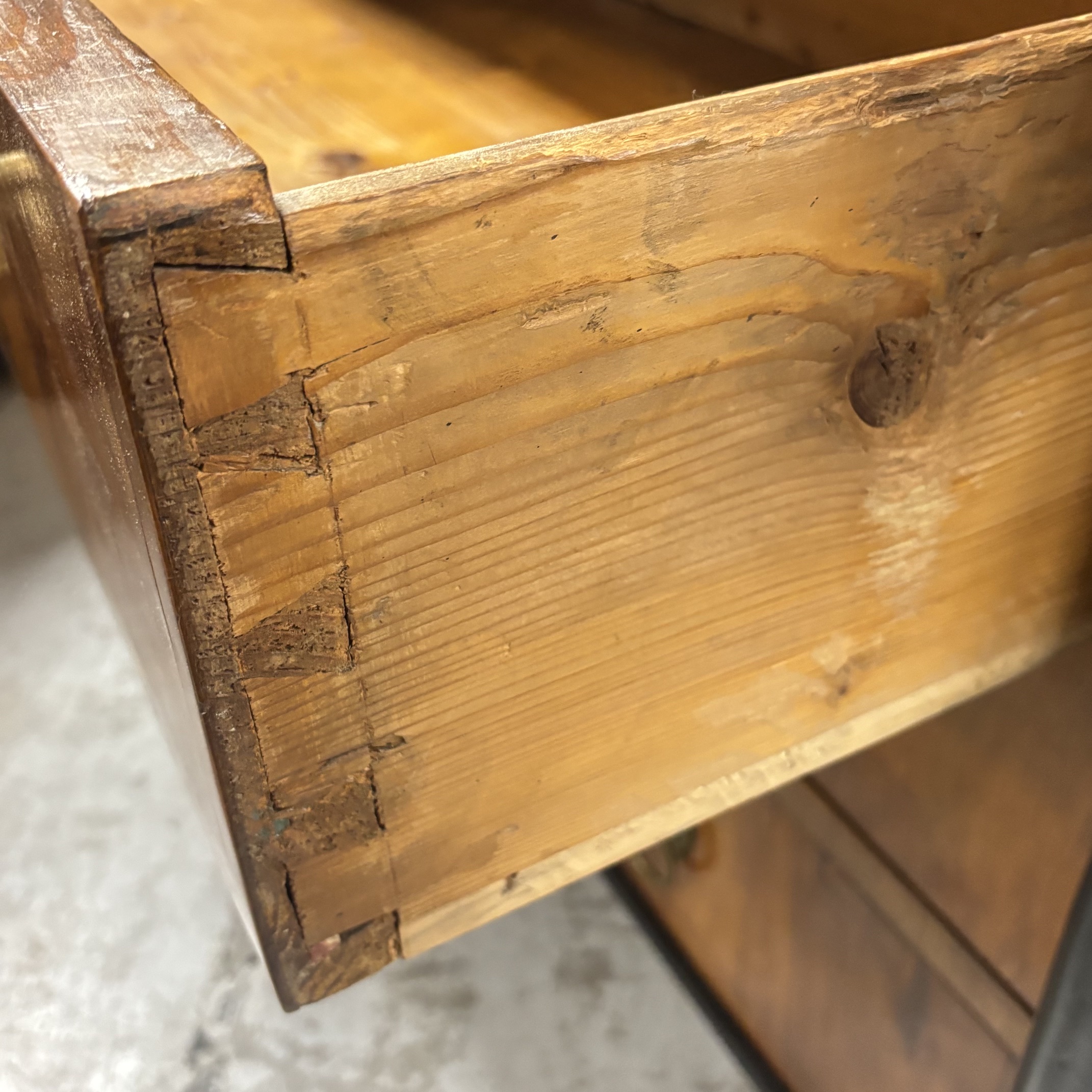 Antico Cassettone Biedermeier in noce e piuma di noce epoca 1825 con intarsi e parti ebanizzate. Mis 131 x cm 65. H110 - immagine 13