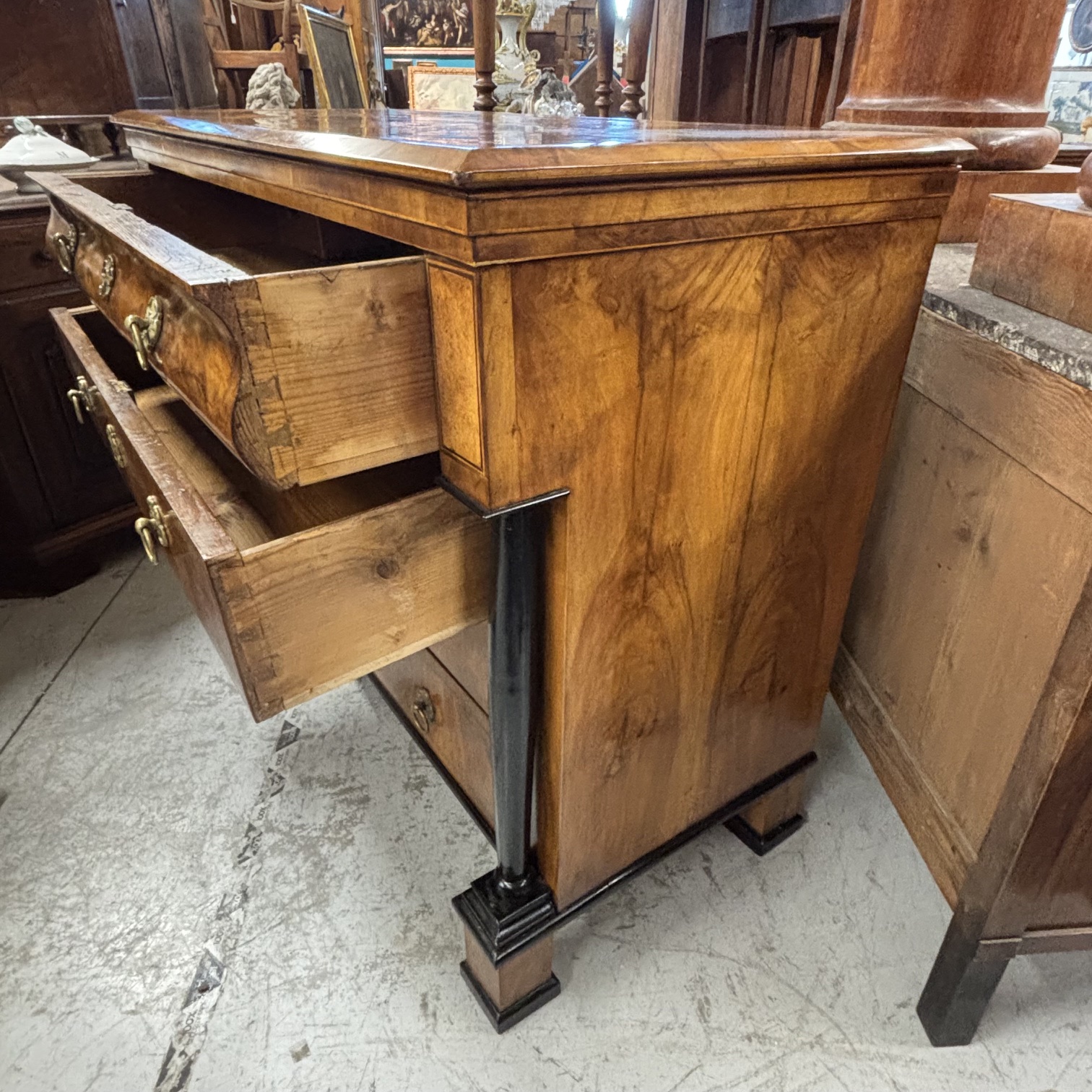 Antico Cassettone Biedermeier in noce e piuma di noce epoca 1825 con intarsi e parti ebanizzate. Mis 131 x cm 65. H110 - immagine 15