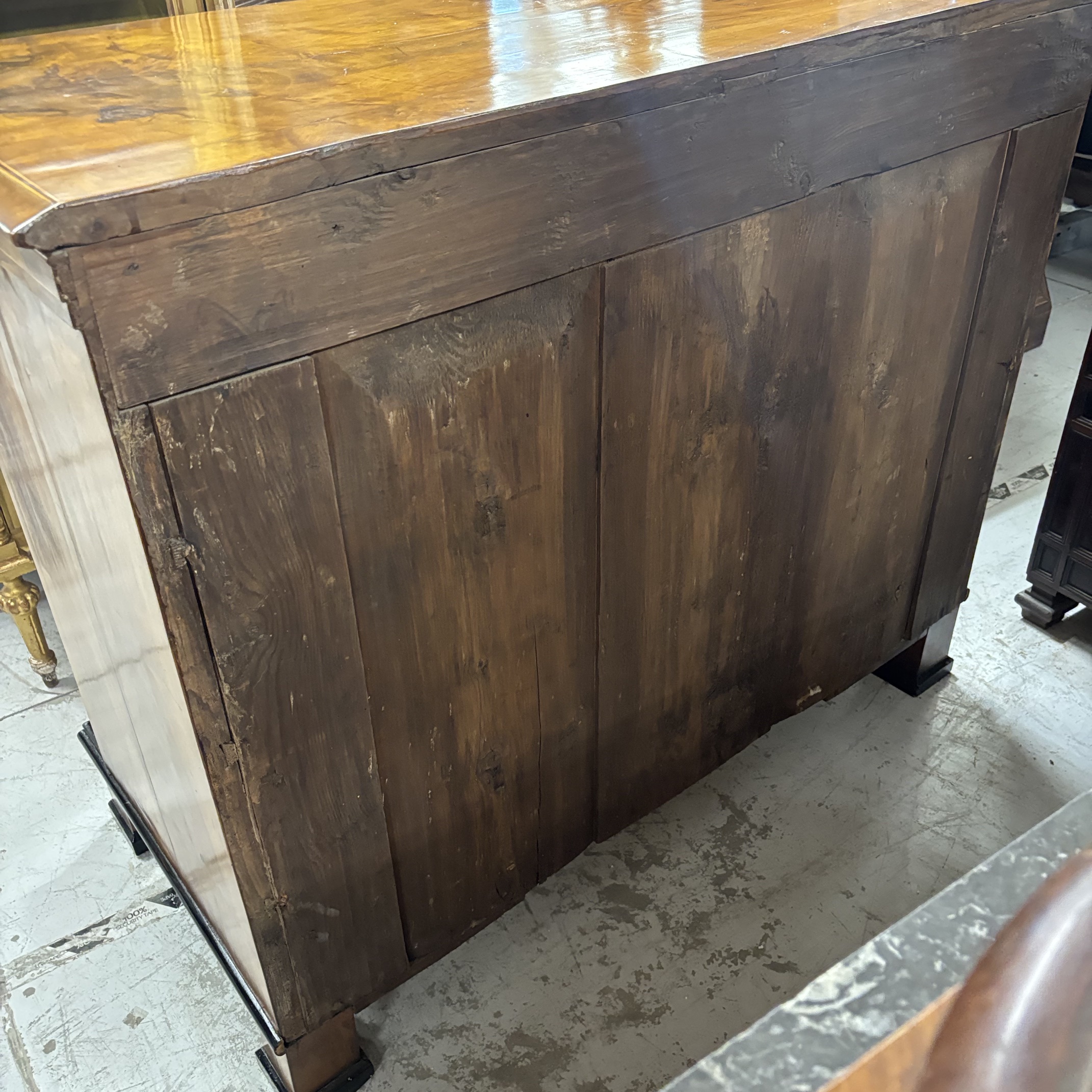 Antico Cassettone Biedermeier in noce e piuma di noce epoca 1825 con intarsi e parti ebanizzate. Mis 131 x cm 65. H110 - immagine 16