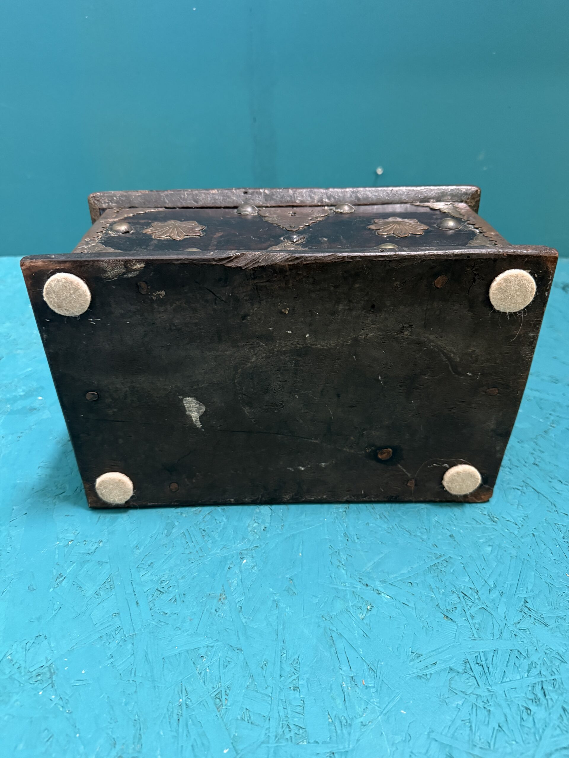 Antico cofanetto tibetano XIX sec con borchie lavorate, 16x30x20cm - immagine 15