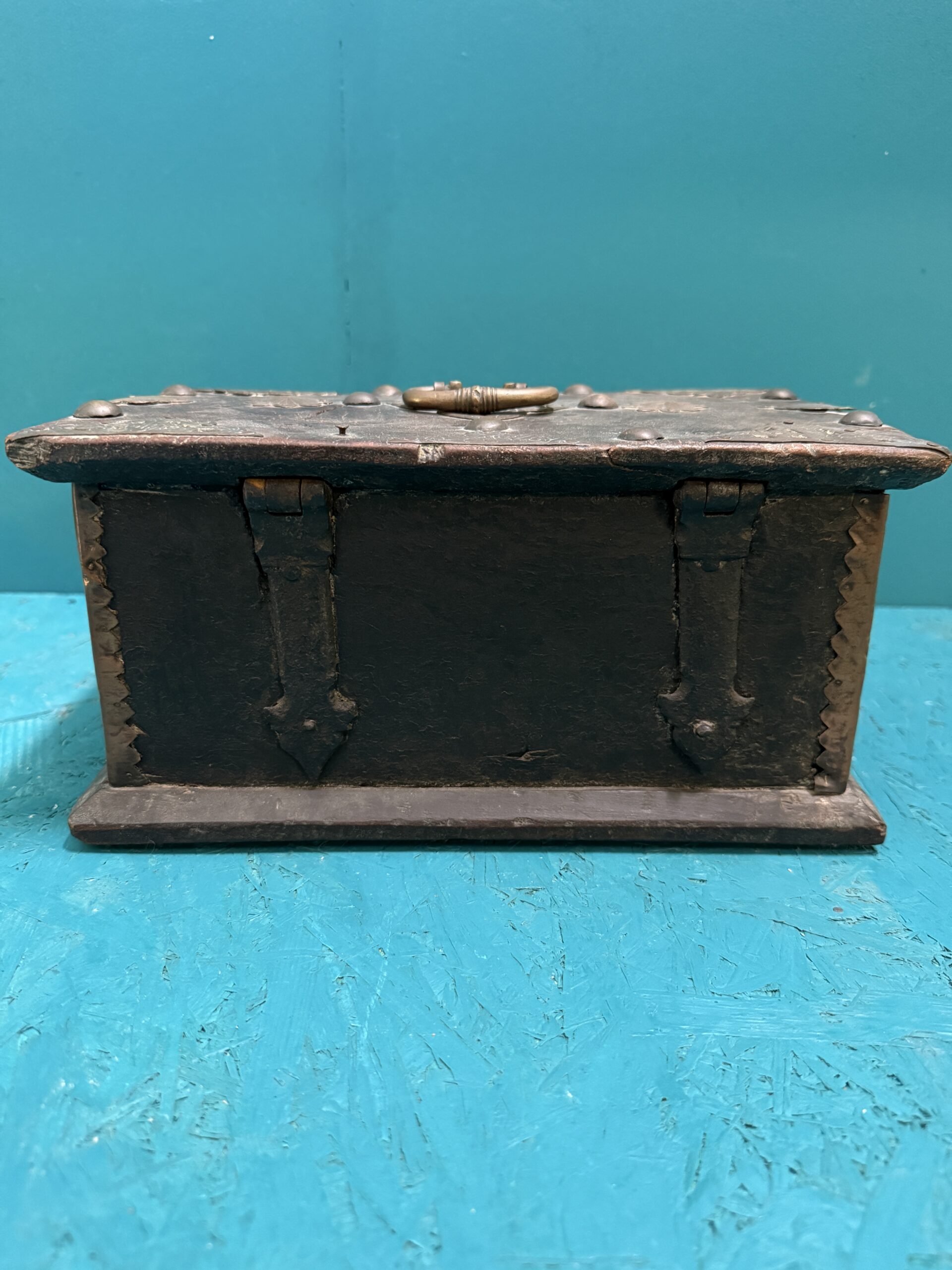 Antico cofanetto tibetano XIX sec con borchie lavorate, 16x30x20cm - immagine 16