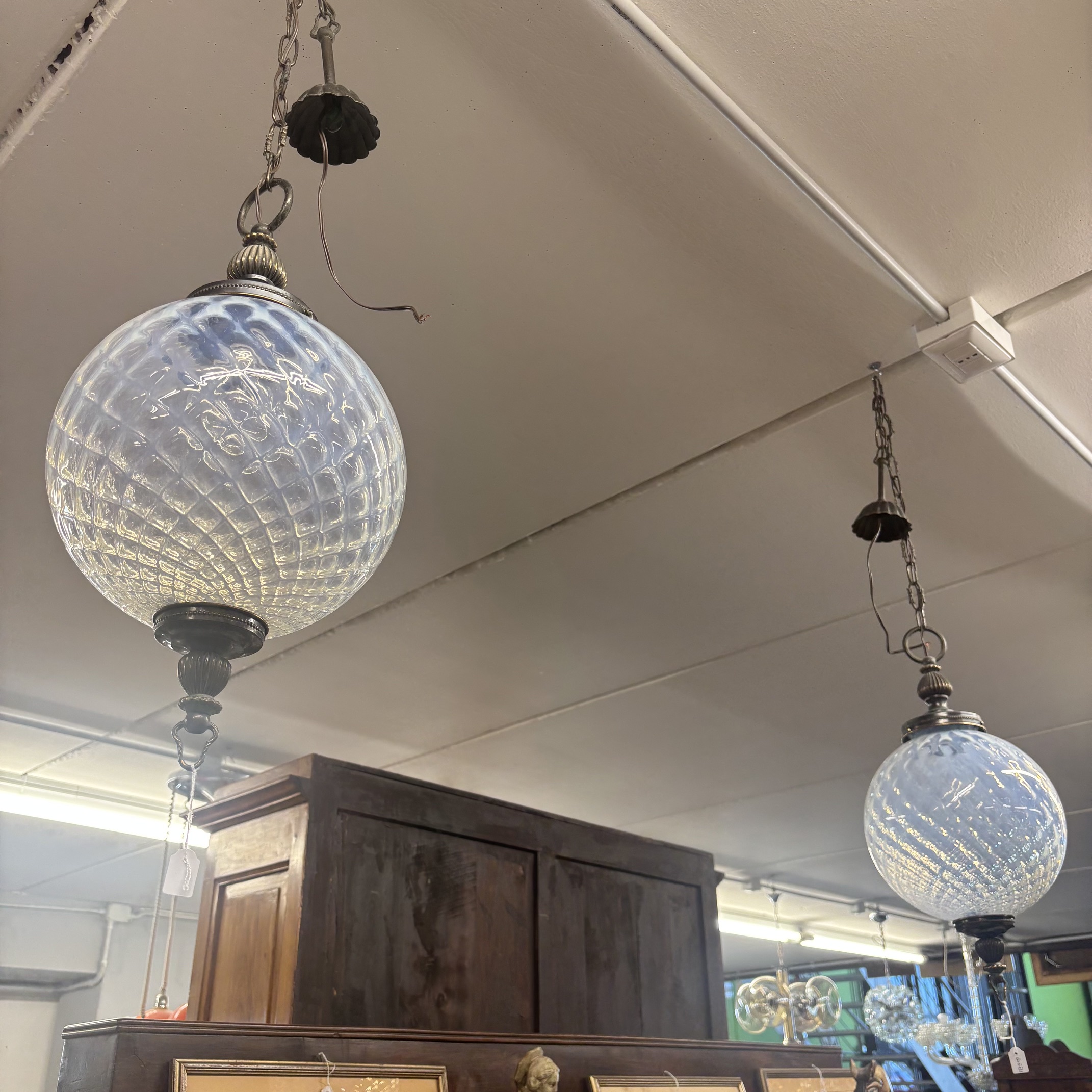 Coppia di Lampadari anni 60 con palla vetro madreperlato e metallo bronzato. Mis H cm 50 diametro cm 26 - immagine 2