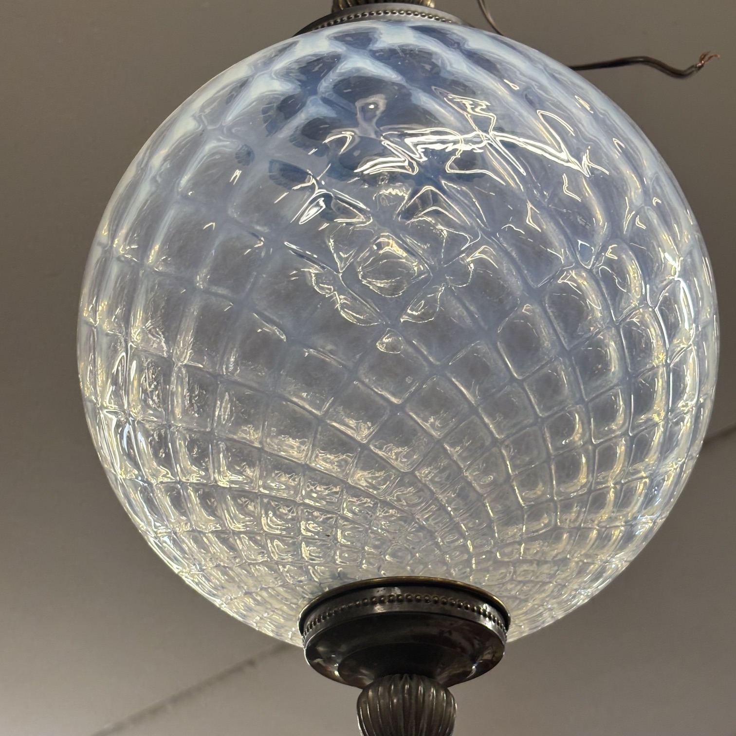 Coppia di Lampadari anni 60 con palla vetro madreperlato e metallo bronzato. Mis H cm 50 diametro cm 26 - immagine 3
