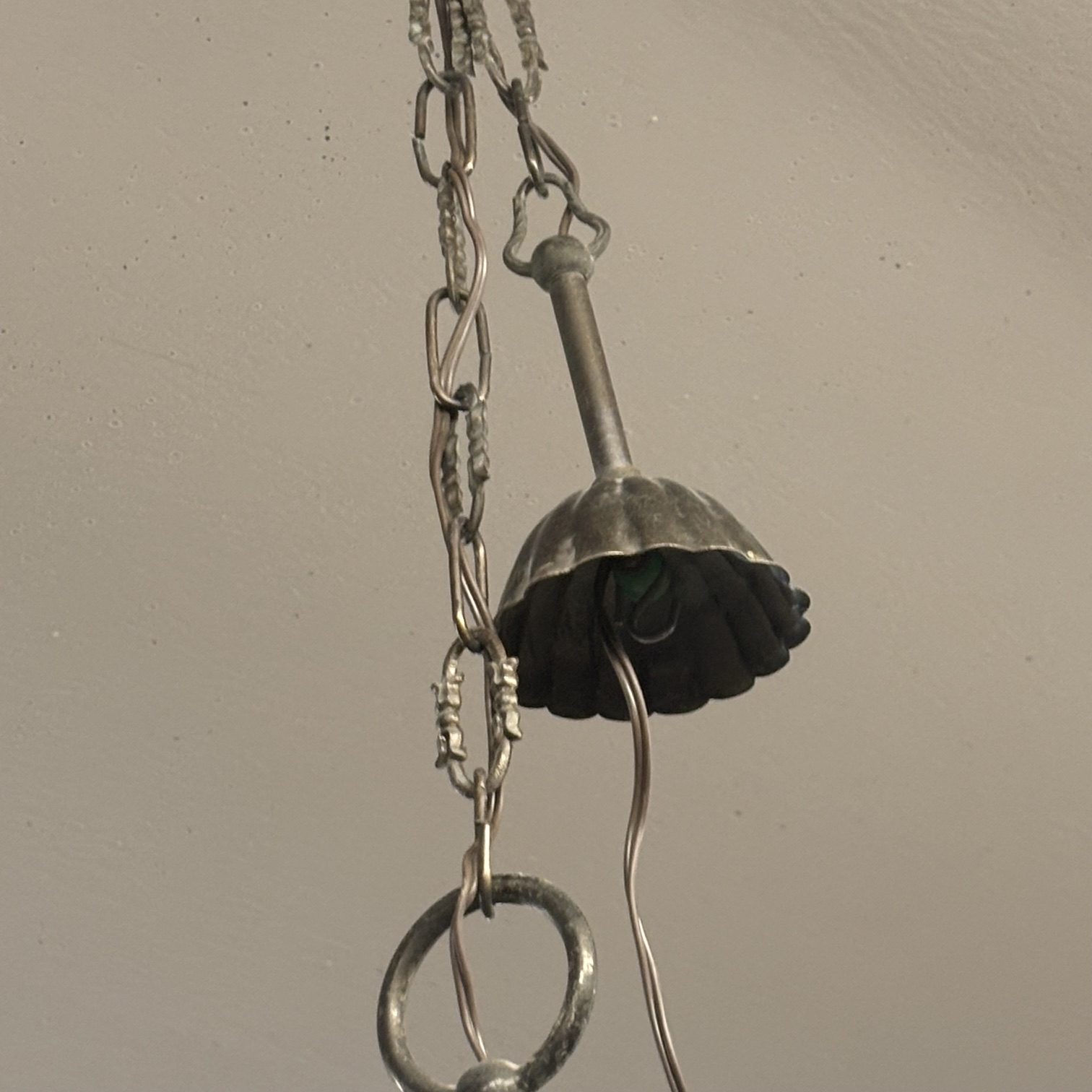 Coppia di Lampadari anni 60 con palla vetro madreperlato e metallo bronzato. Mis H cm 50 diametro cm 26 - immagine 5