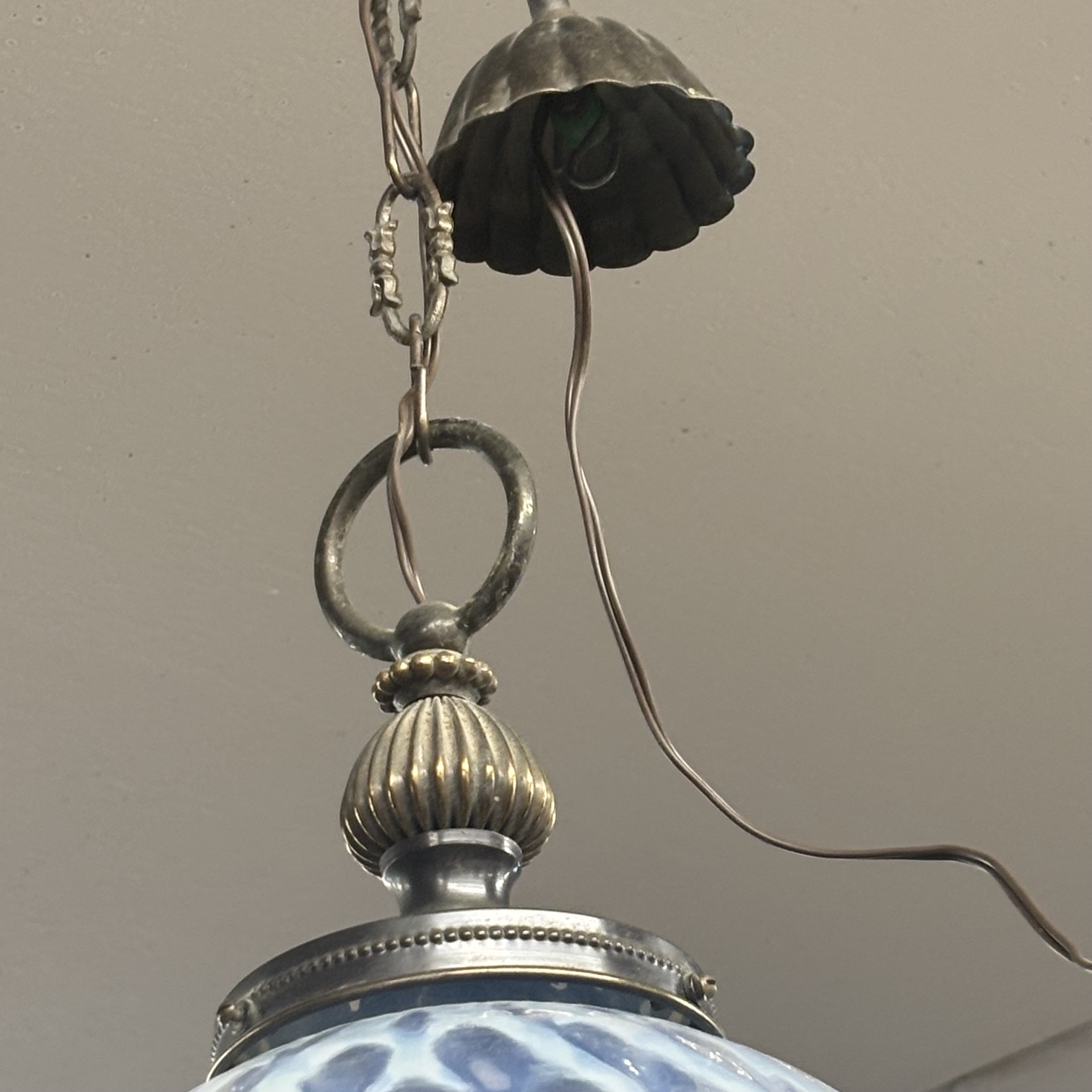 Coppia di Lampadari anni 60 con palla vetro madreperlato e metallo bronzato. Mis H cm 50 diametro cm 26 - immagine 6