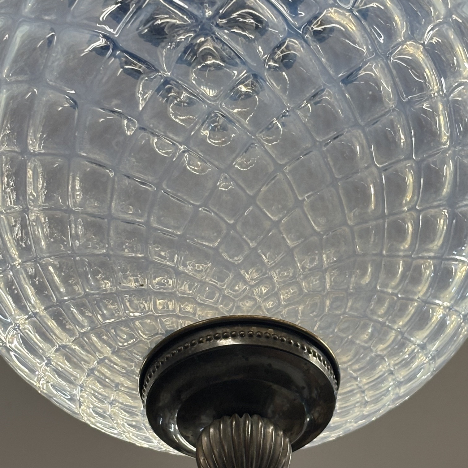 Coppia di Lampadari anni 60 con palla vetro madreperlato e metallo bronzato. Mis H cm 50 diametro cm 26 - immagine 7