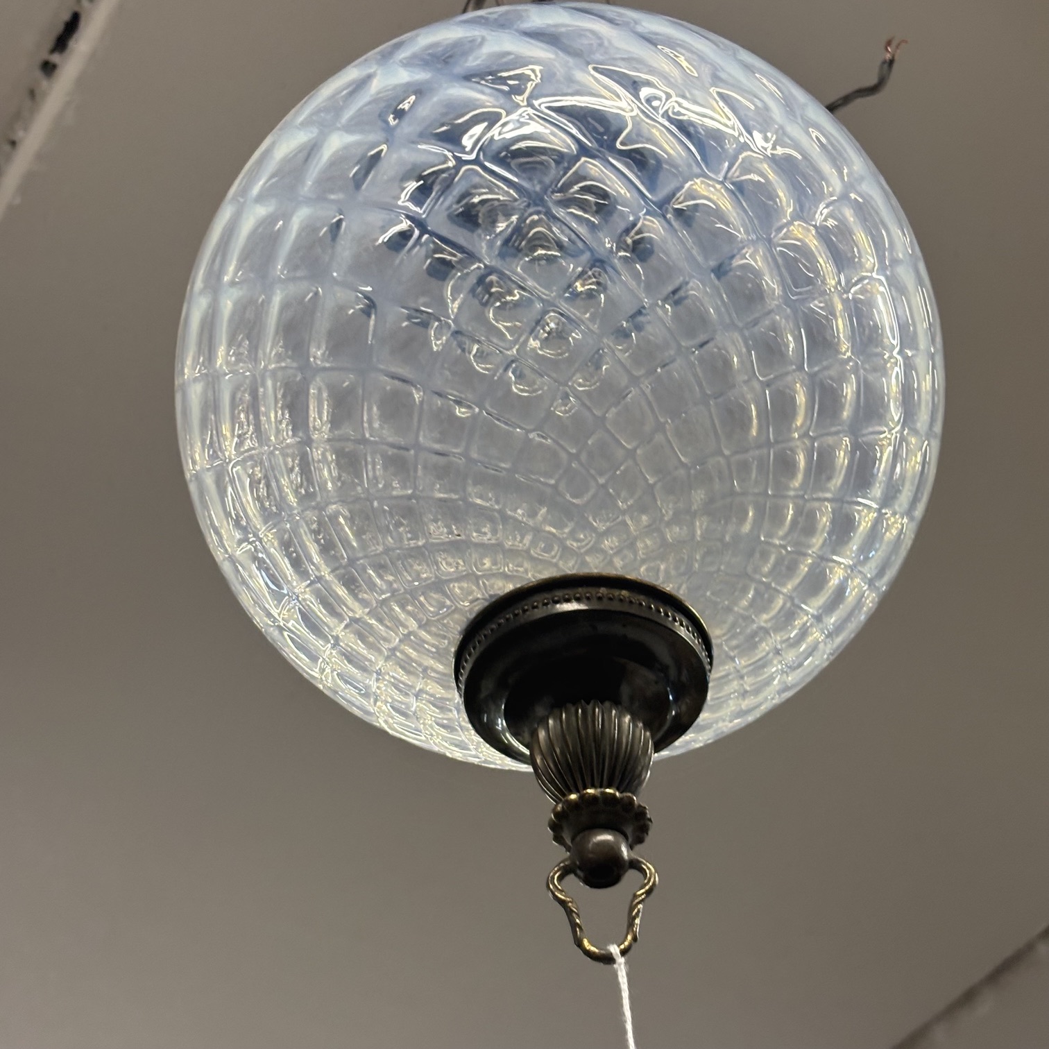 Coppia di Lampadari anni 60 con palla vetro madreperlato e metallo bronzato. Mis H cm 50 diametro cm 26 - immagine 8