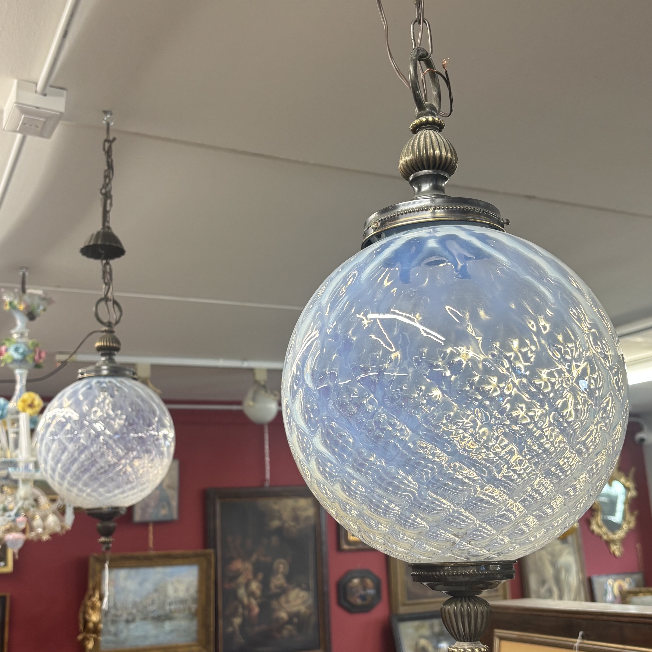 Coppia di Lampadari anni 60 con palla vetro madreperlato e metallo bronzato. Mis H cm 50 diametro cm 26 - immagine 9